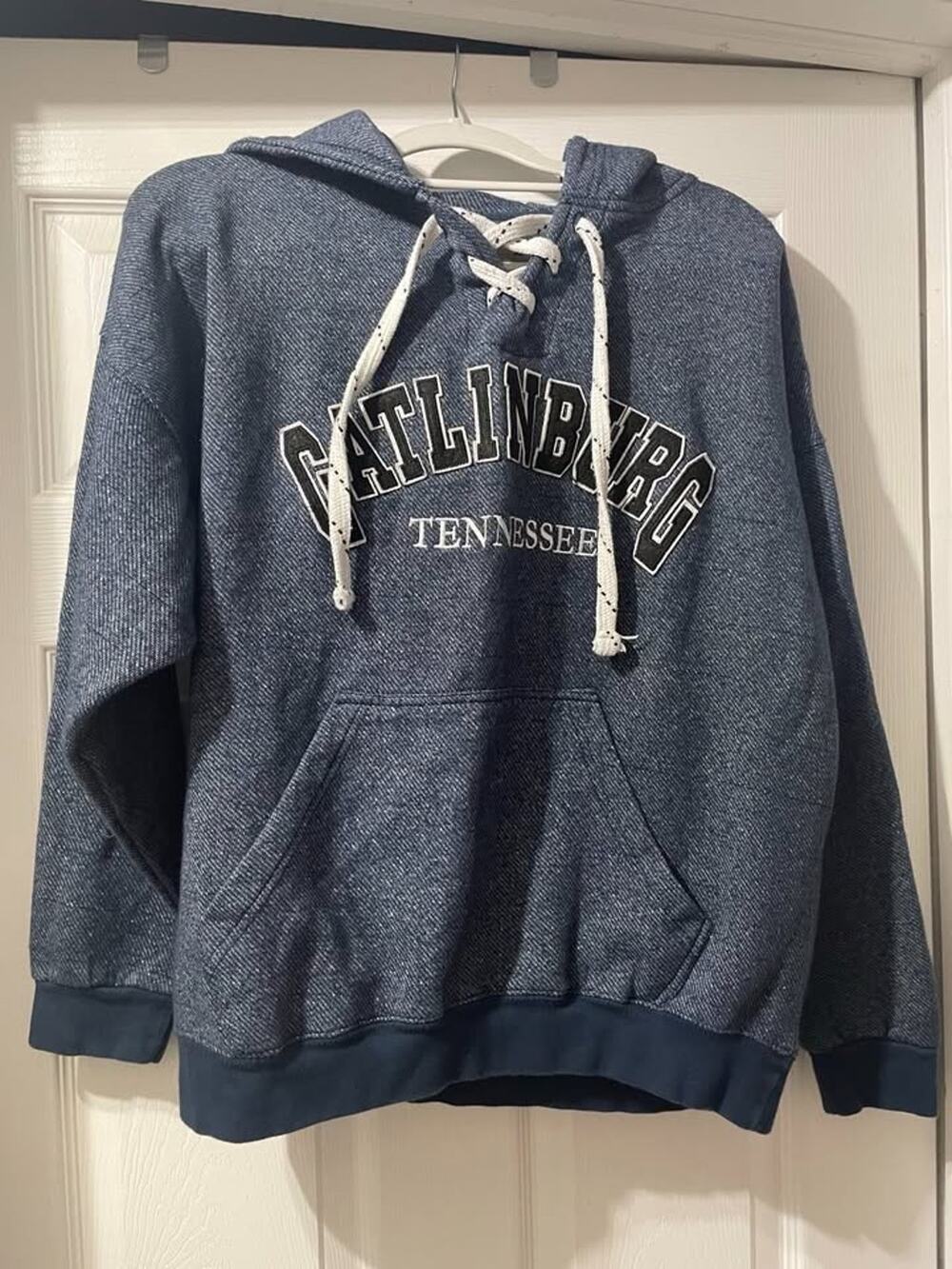 Gatlinburg Tennessee Hoodie Women’s Medium Pullover Sweatshirt Souvenir